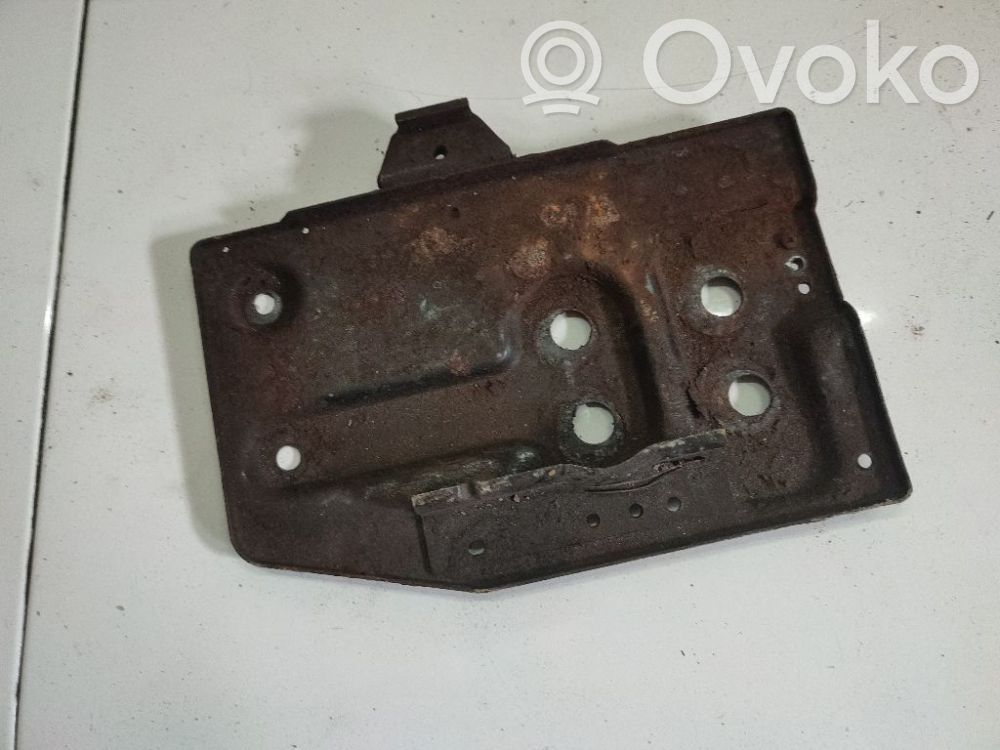 Engine mounting bracket