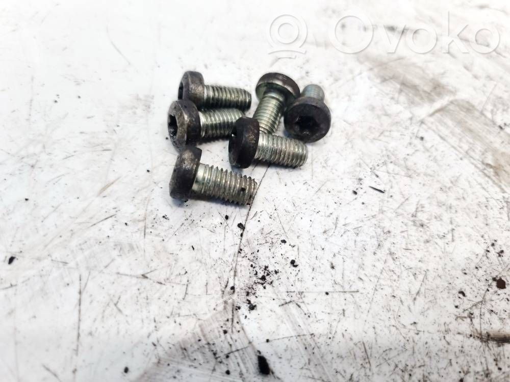 Mutterit/pultit