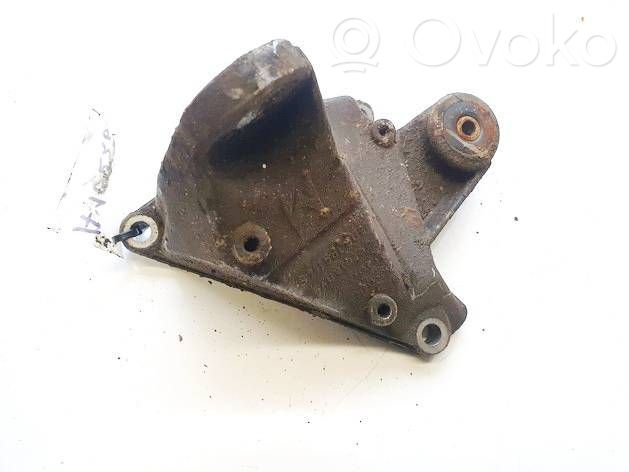 Łapa / Mocowanie silnika   8D0399114S,8D0399114S