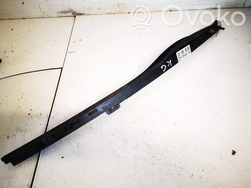 Opel Astra H Takaoven lasin muotolista 