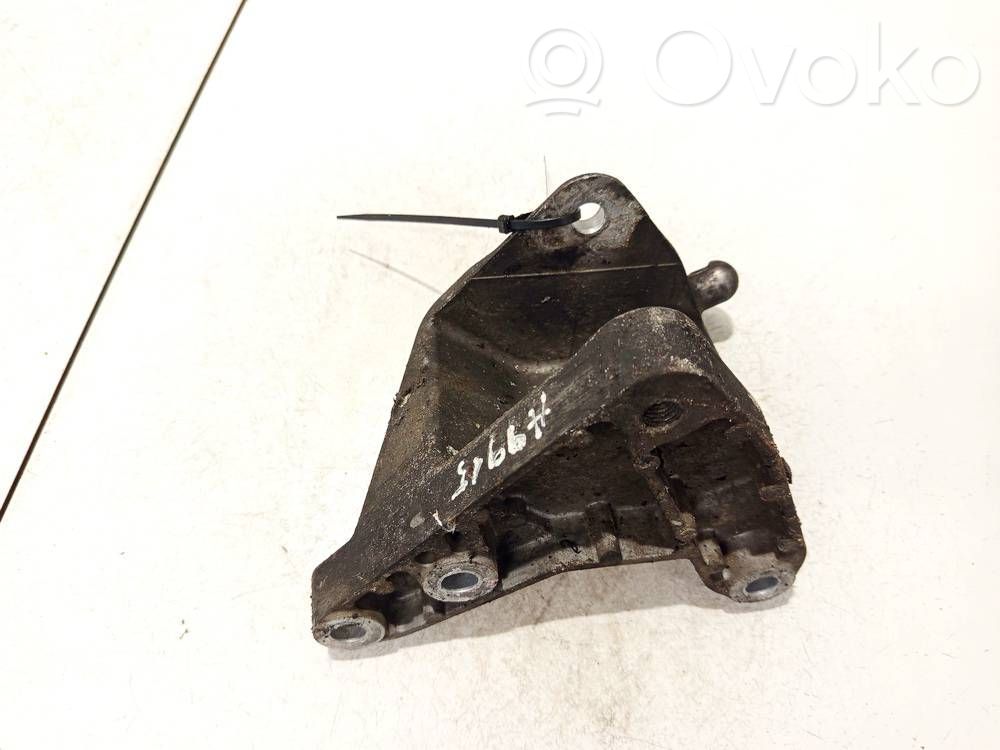 Chevrolet Cruze Engine mounting bracket 