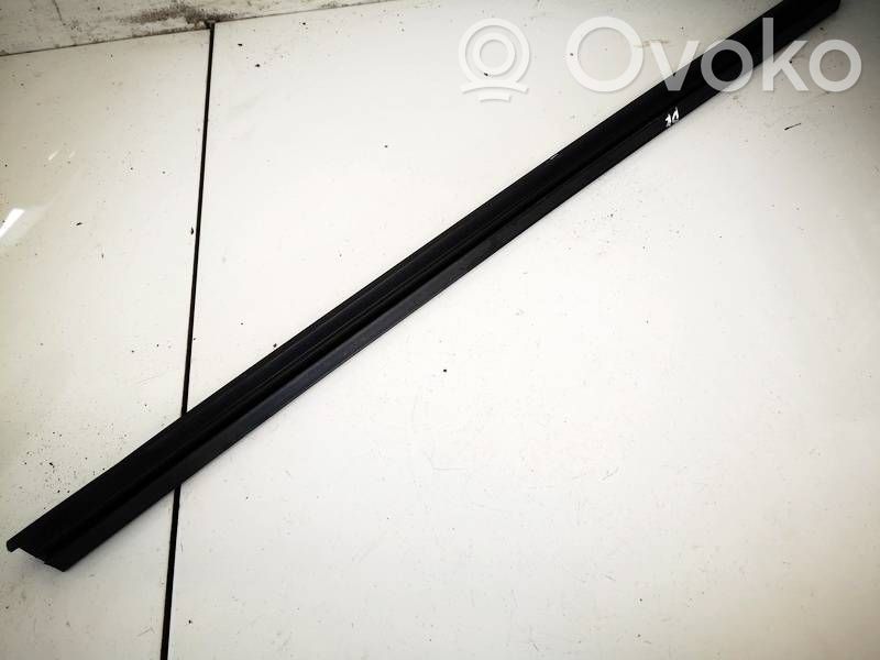 Skoda Roomster (5J) Listwa / Uszczelka szyby drzwi 
