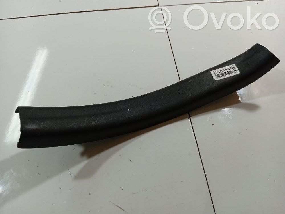 Toyota Yaris Takaoven kynnyksen suojalista 