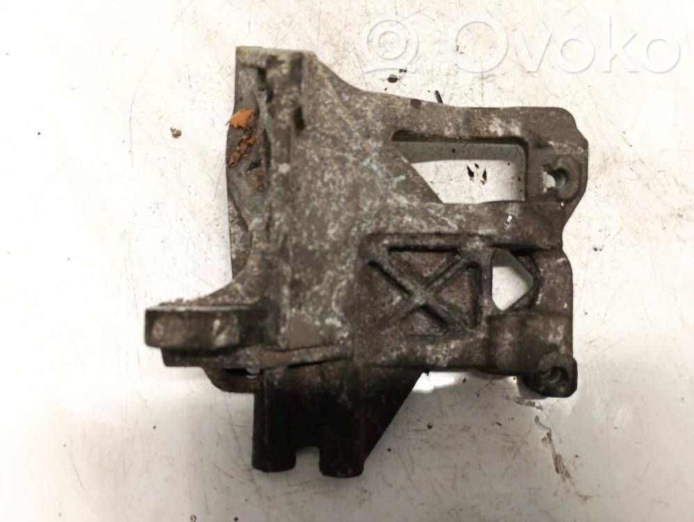 Subaru Legacy Engine mounting bracket 