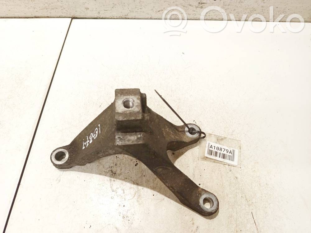 Ford Focus Engine mounting bracket 