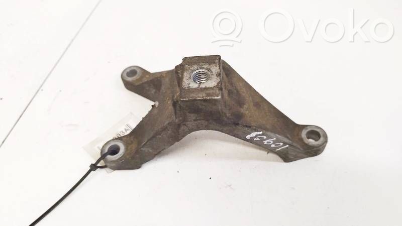 Ford Focus Engine mounting bracket 