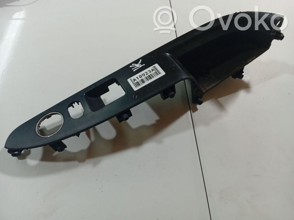 Hyundai i30 Front door window switch trim 