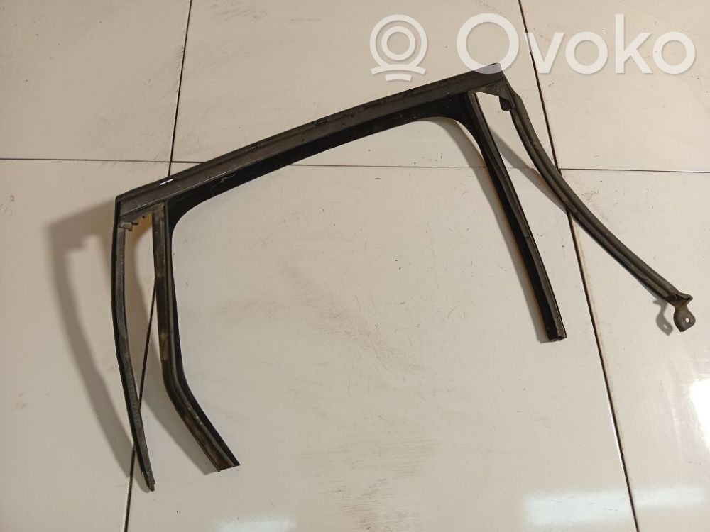 Opel Astra J Listwa / Uszczelka szyby drzwi tylnych 