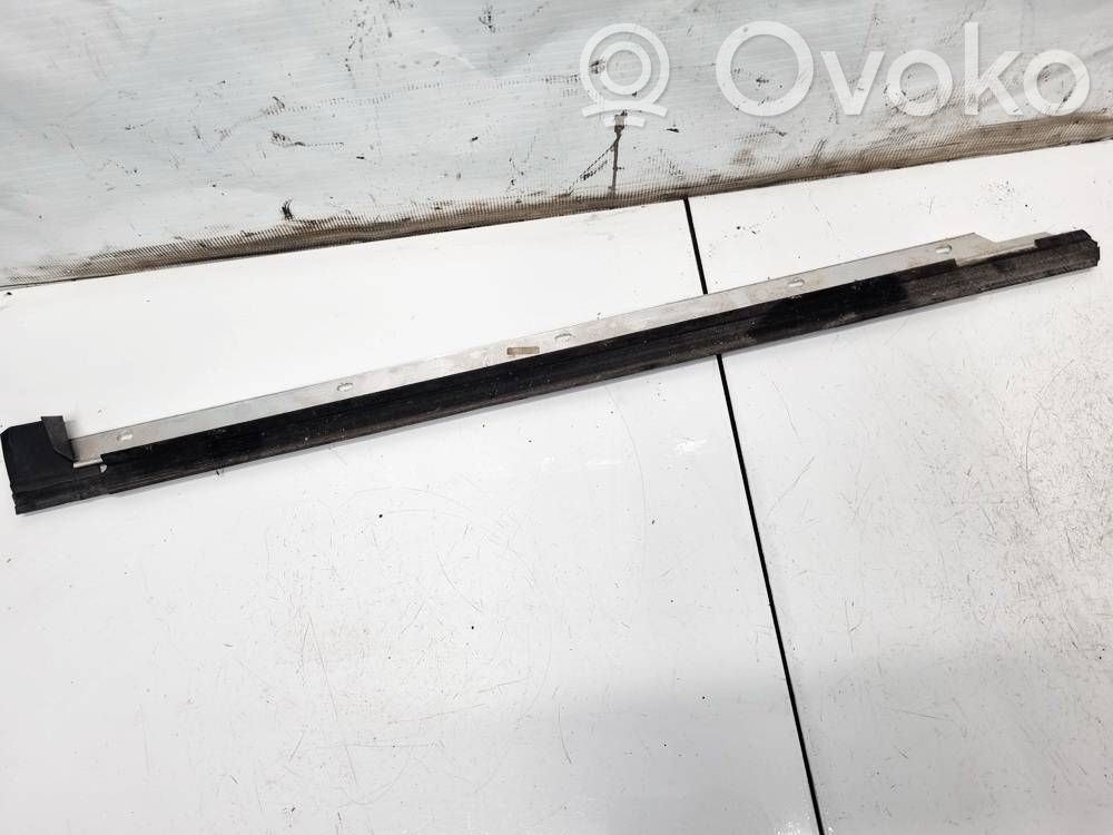 Audi A4 S4 B5 8D Listwa / Uszczelka szyby drzwi tylnych 