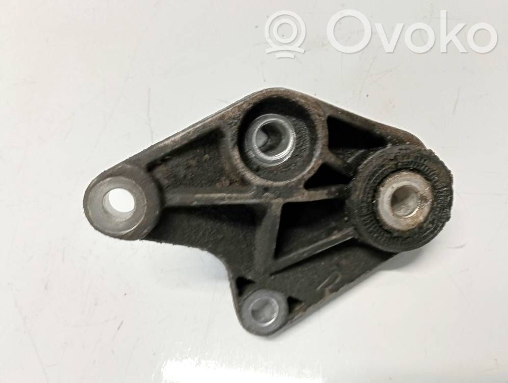Ford Focus Engine mounting bracket 