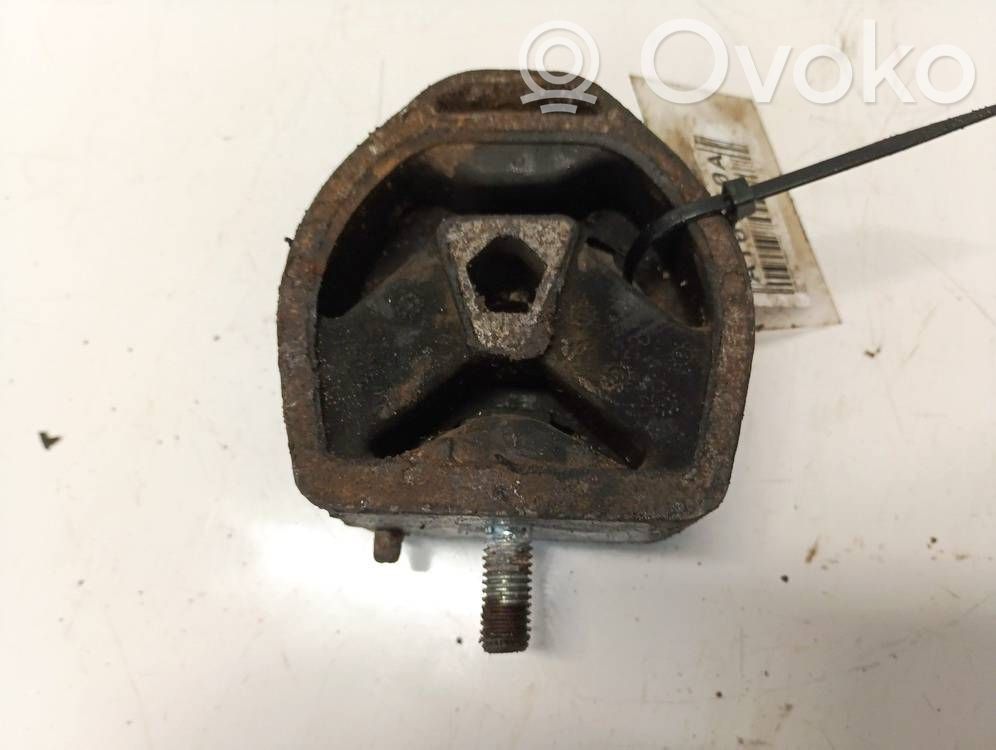 Volkswagen PASSAT B5 Moottorin kiinnikekorvake 