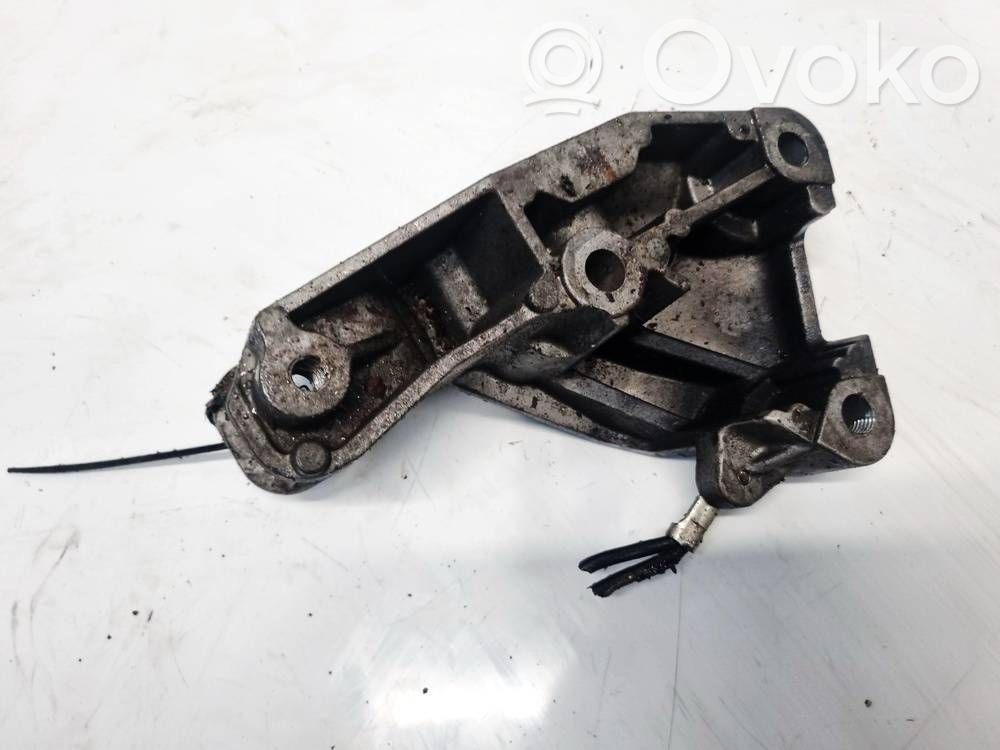 Nissan Primera Engine mounting bracket 