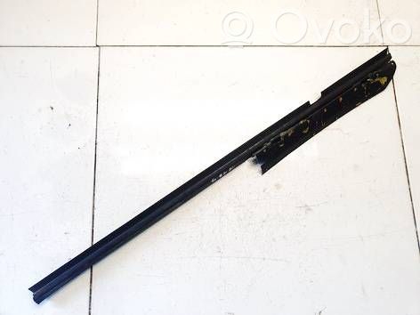 Opel Astra H Moulure de vitre de la porte avant