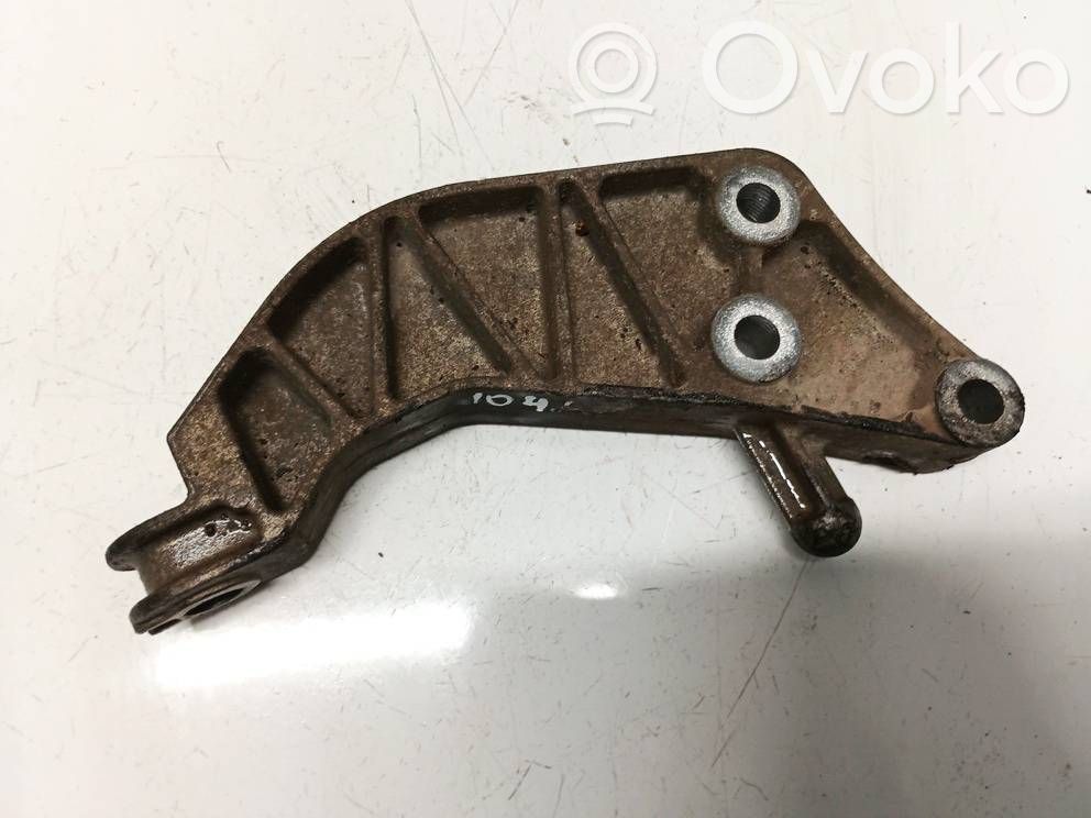 Engine mounting bracket