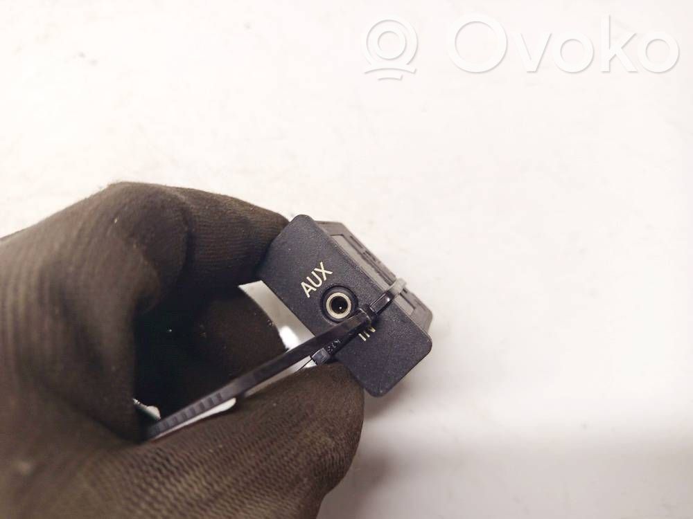 Enchufe conector USB   61316930561,61316930561,6131,61316930561,6131693056102,6131693056130,6930561