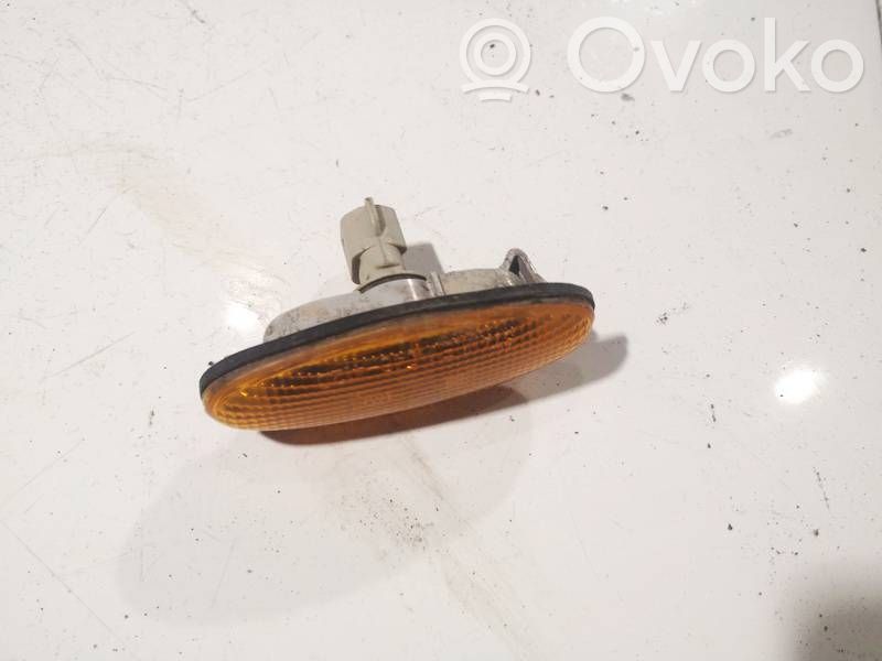 Mazda 323 Semnalizator bară față 