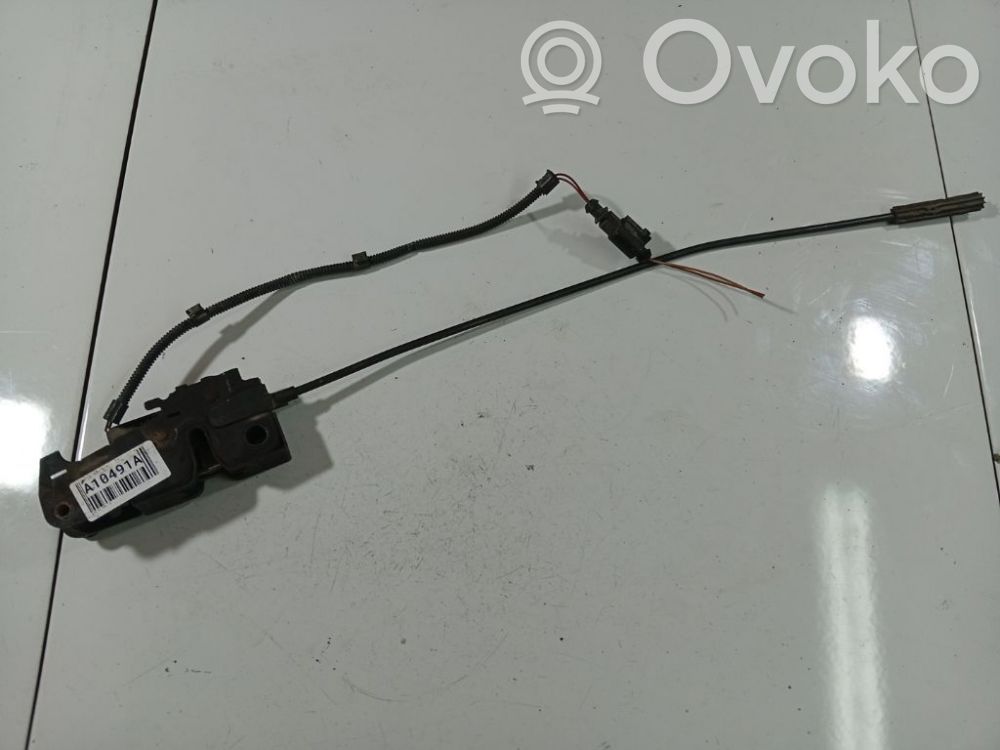 Audi A4 S4 B5 8D Konepellin lukituksen vastakappale 