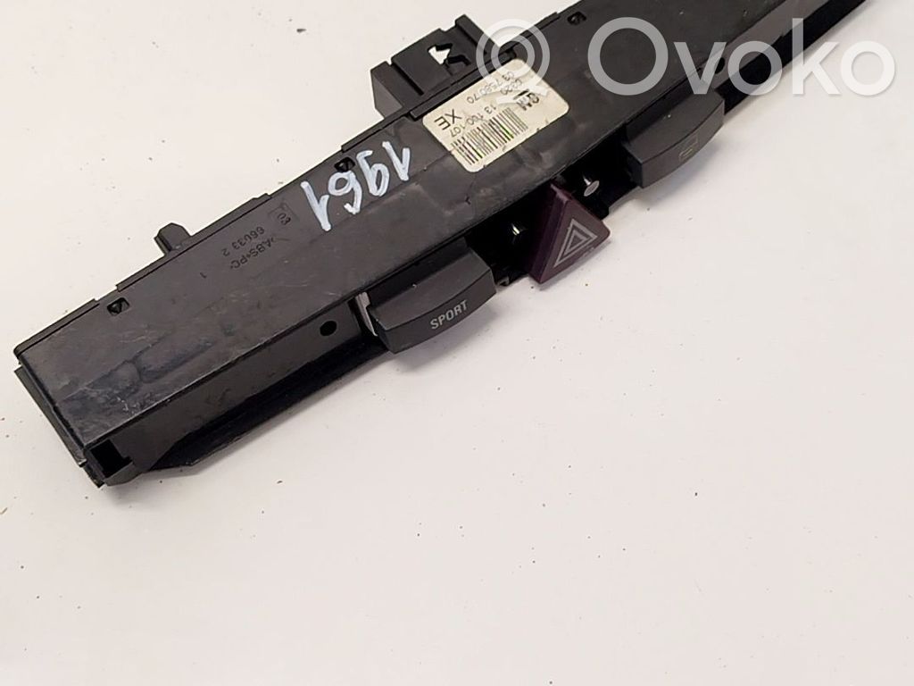 Opel Astra H Botón interruptor de luz de peligro 