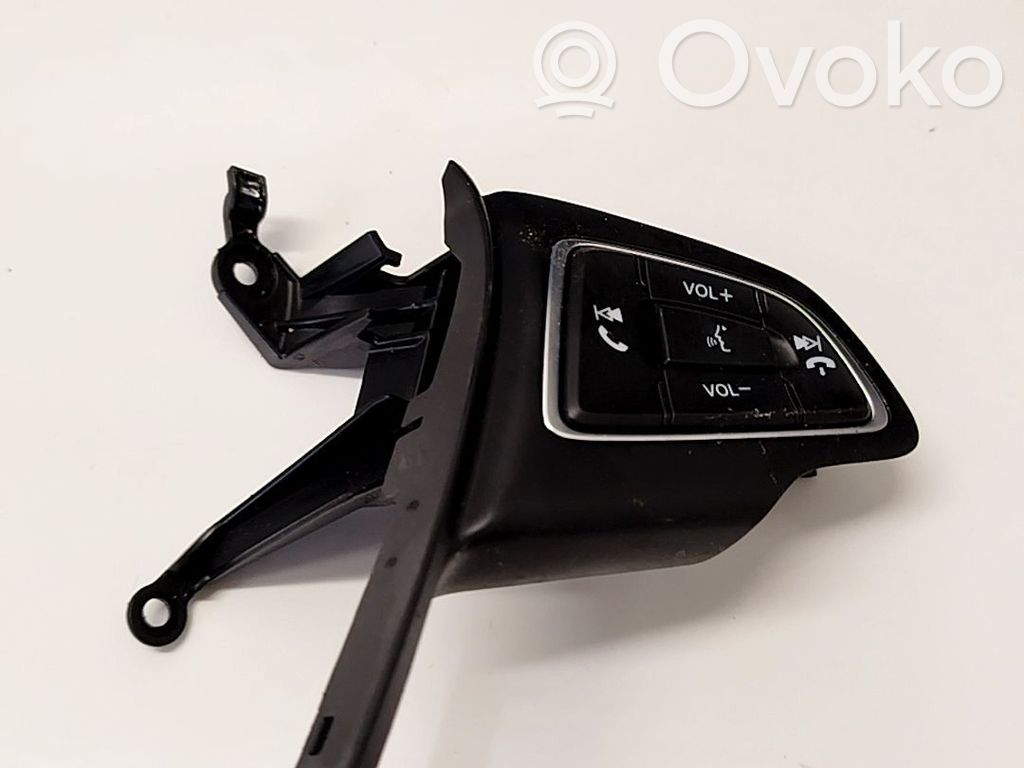 Ford Focus Butoane/comutatoare pe volan 