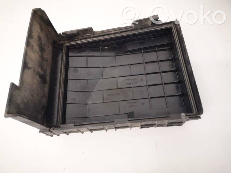 Volkswagen PASSAT B6 Coperchio scatola dei fusibili