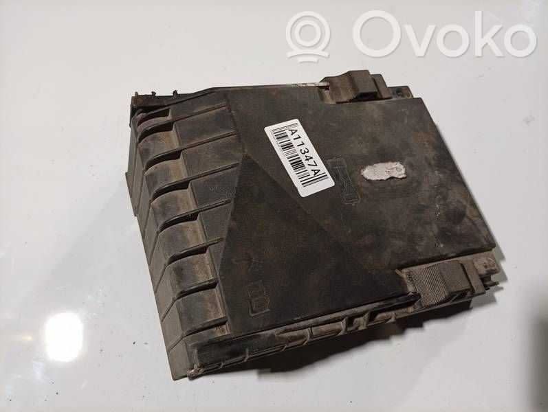 Volkswagen PASSAT B6 Coperchio scatola dei fusibili 