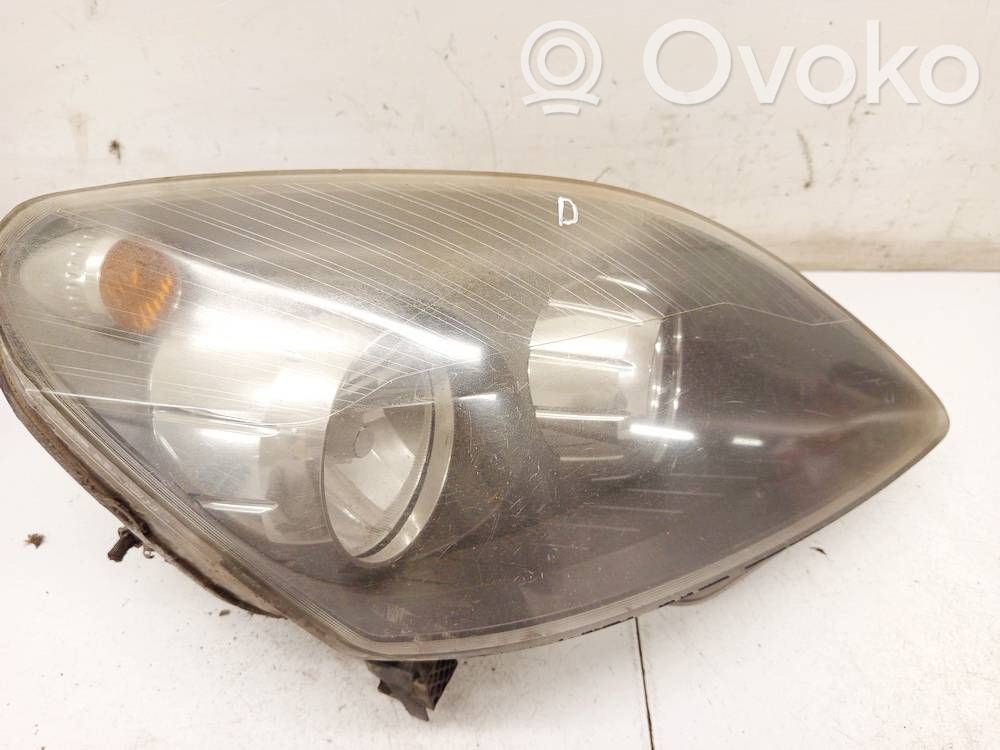 Opel Zafira B Lampa przednia 