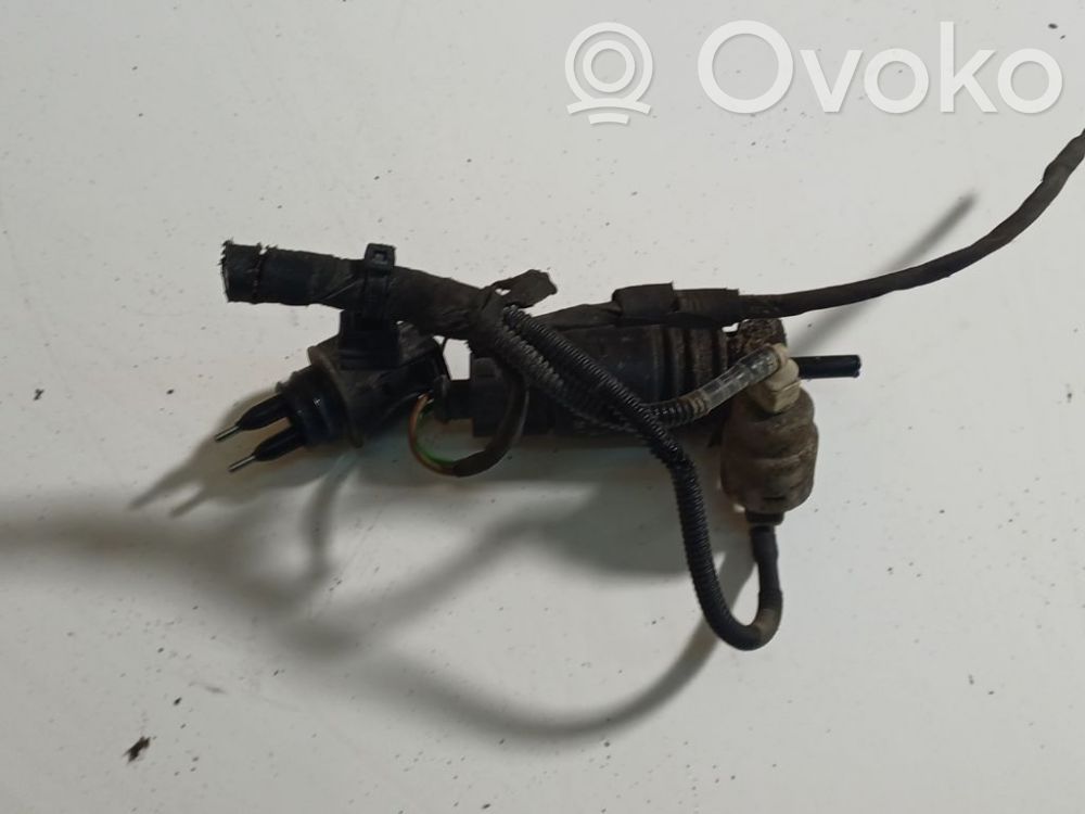 Volkswagen PASSAT B6 Pompe de lave-glace de pare-brise