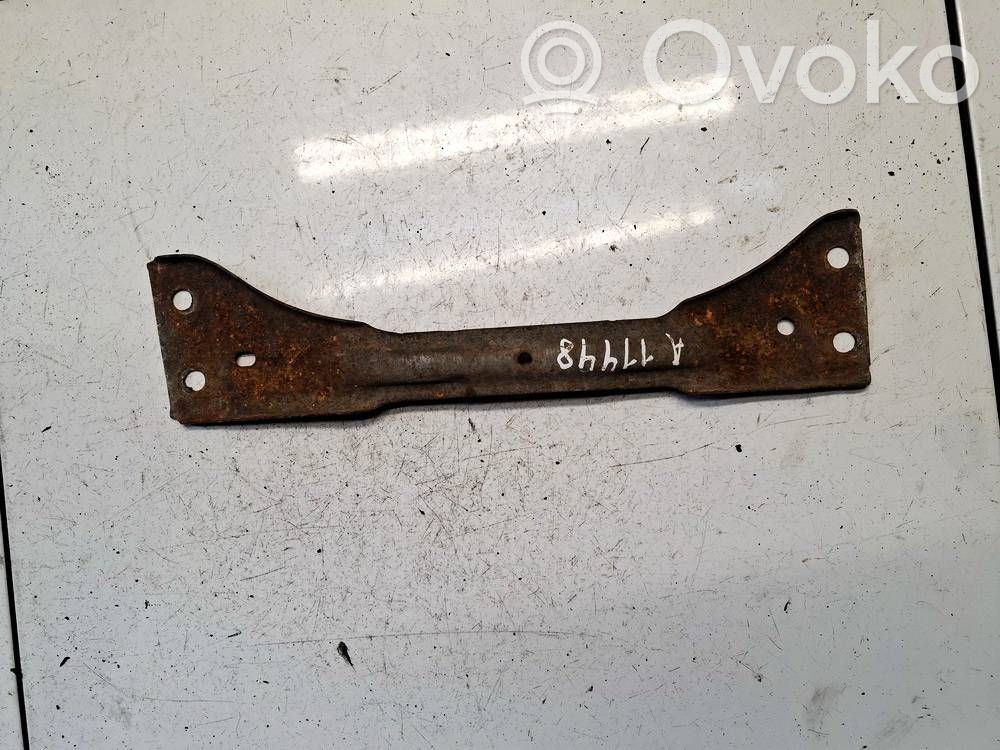 Engine mounting bracket