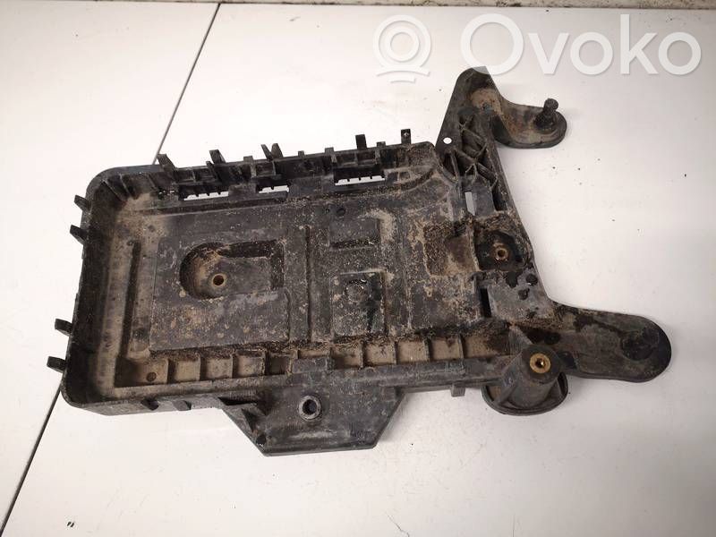 Volkswagen PASSAT B7 Support boîte de batterie