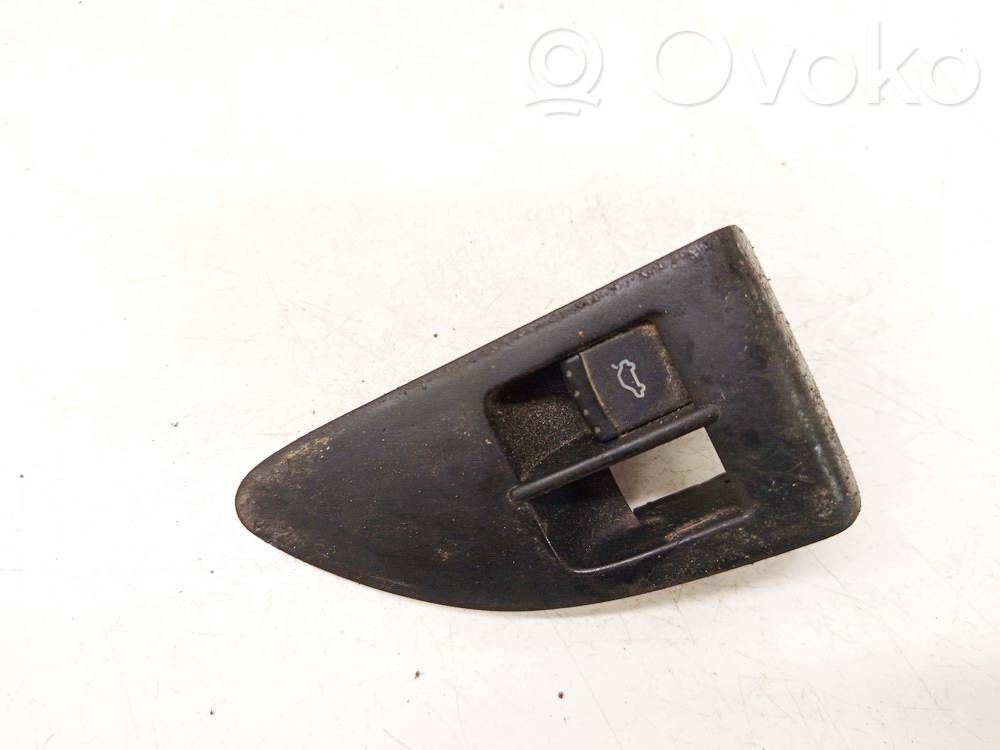 Volkswagen PASSAT B5.5 Przełącznik / Przycisk otwierania klapy bagażnika