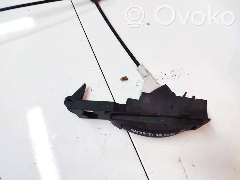 Volvo S60 Istuimen selkänojan lukituksen vastakappale 