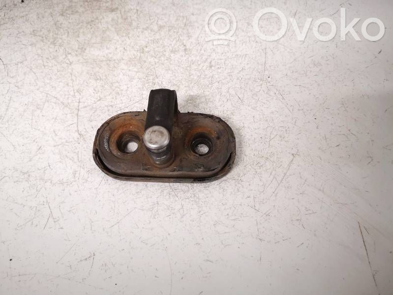 Volkswagen Touran I Rear door lock loop/hook striker