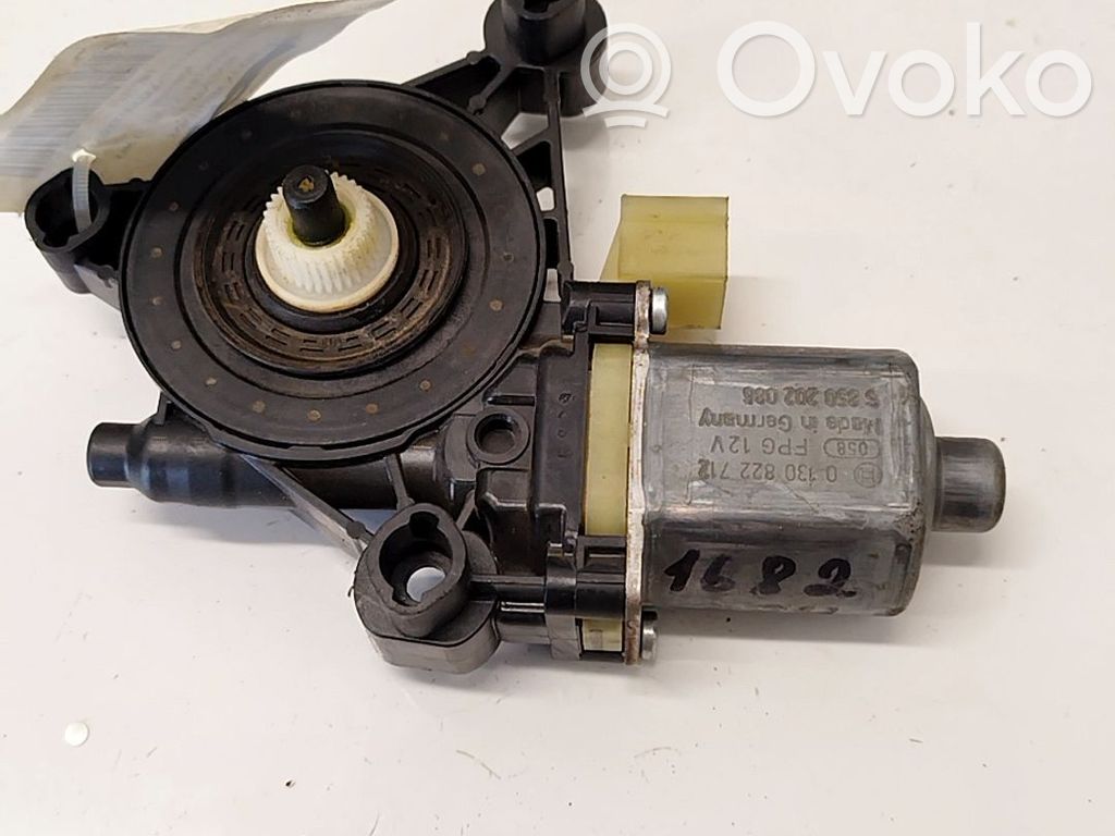 Volkswagen Golf VII Silnik regulatora szyby drzwi przednich
