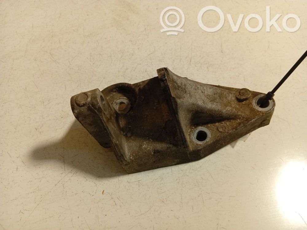 Peugeot 607 Engine mounting bracket