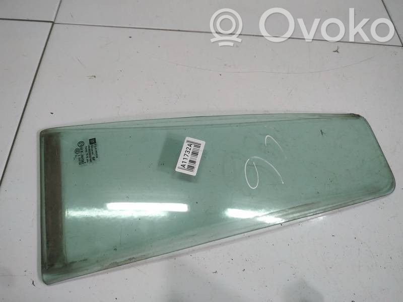 Opel Zafira B Vetro del deflettore posteriore