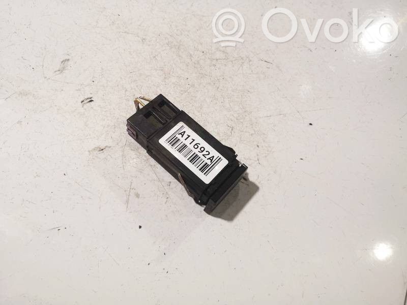 Audi A3 S3 8L Tuulilasinlämmittimen kytkin 