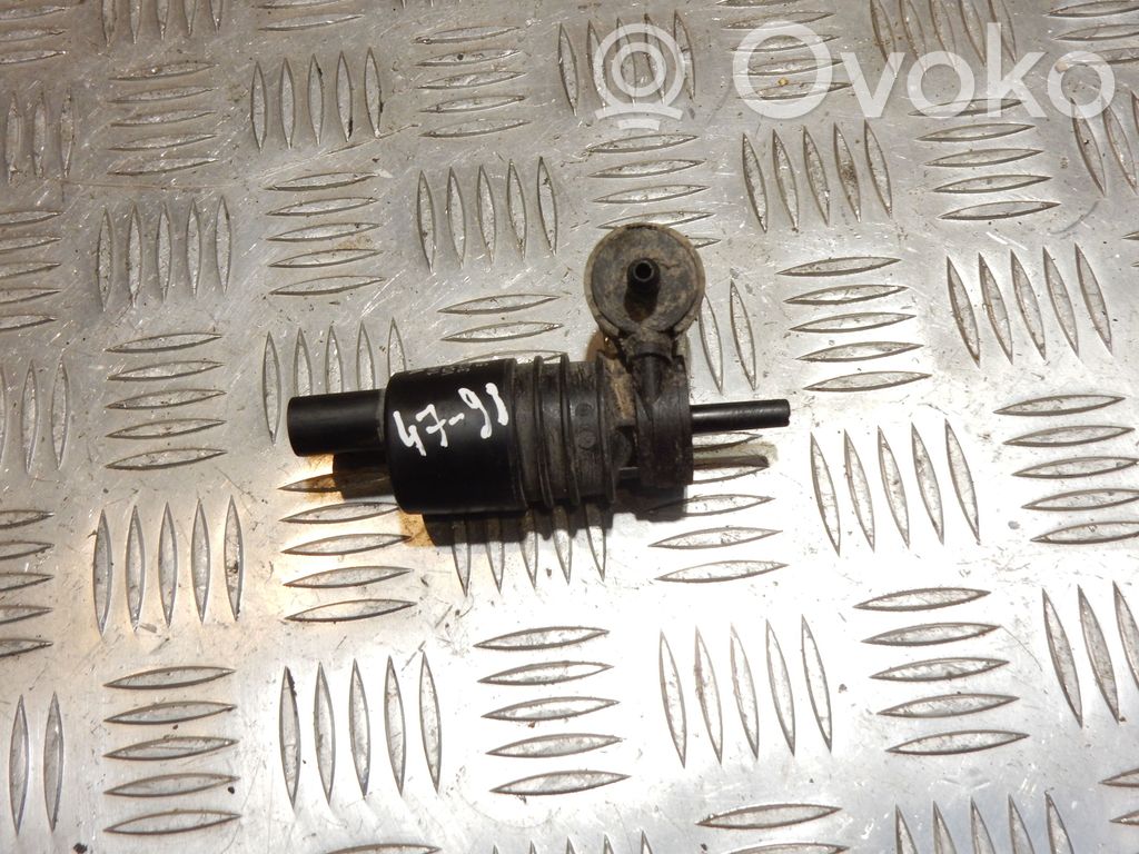 Volkswagen PASSAT B6 Pompa spryskiwacza szyby przedniej / czołowej 