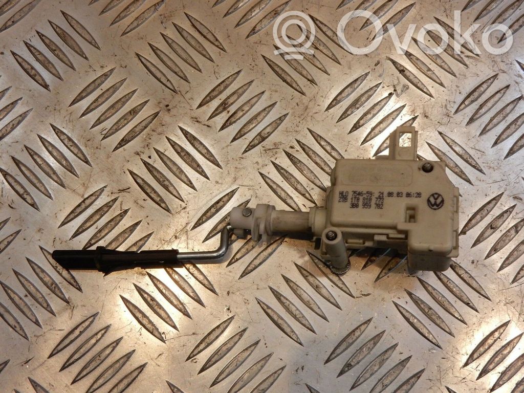 Volkswagen Touran I Fuel tank cap lock 