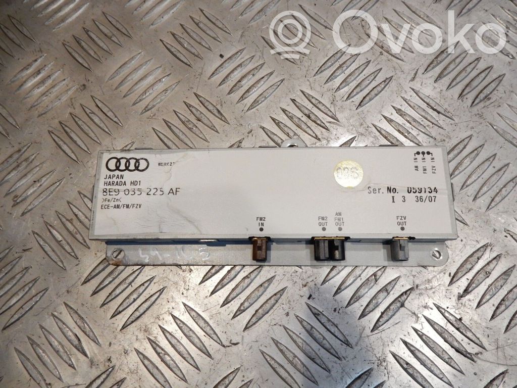 Audi A4 S4 B7 8E 8H Aerial antenna amplifier 