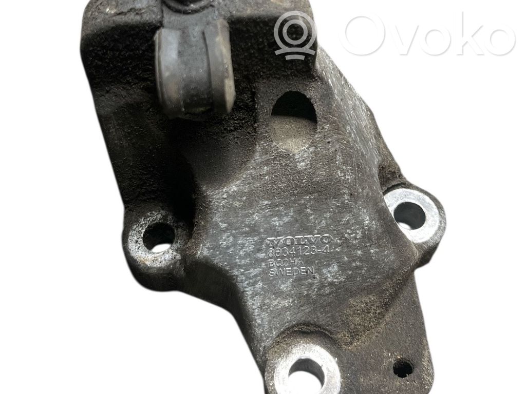 Volvo S60 Engine mounting bracket 