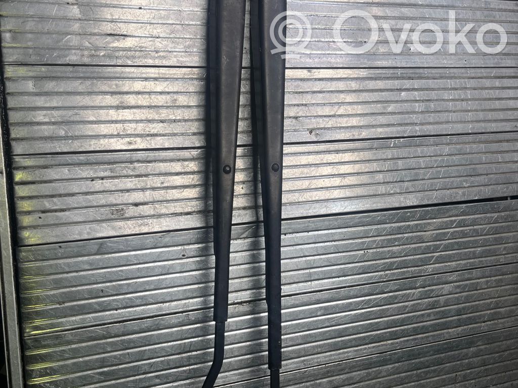 Toyota Corolla E120 E130 Front wiper blade arm 