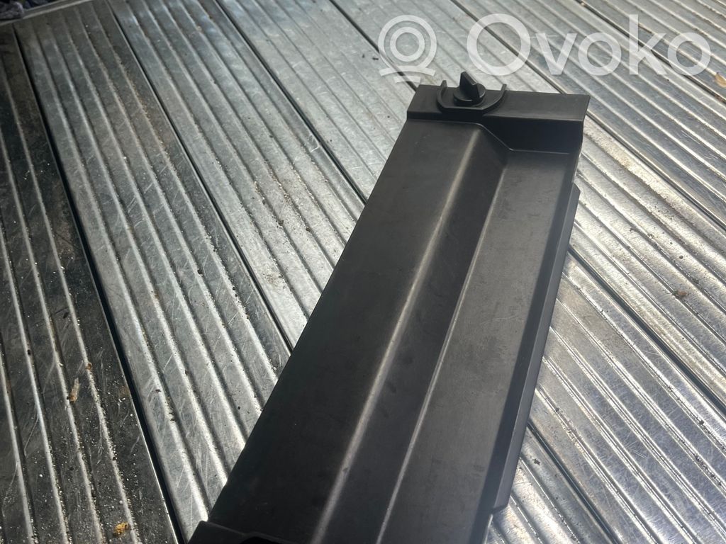 Glove box   7120408