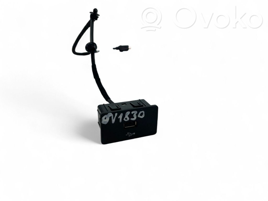 Ford Kuga II USB-pistokeliitin 