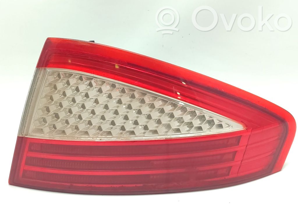 Ford Mondeo Mk III Aizmugurējais lukturis virsbūvē 