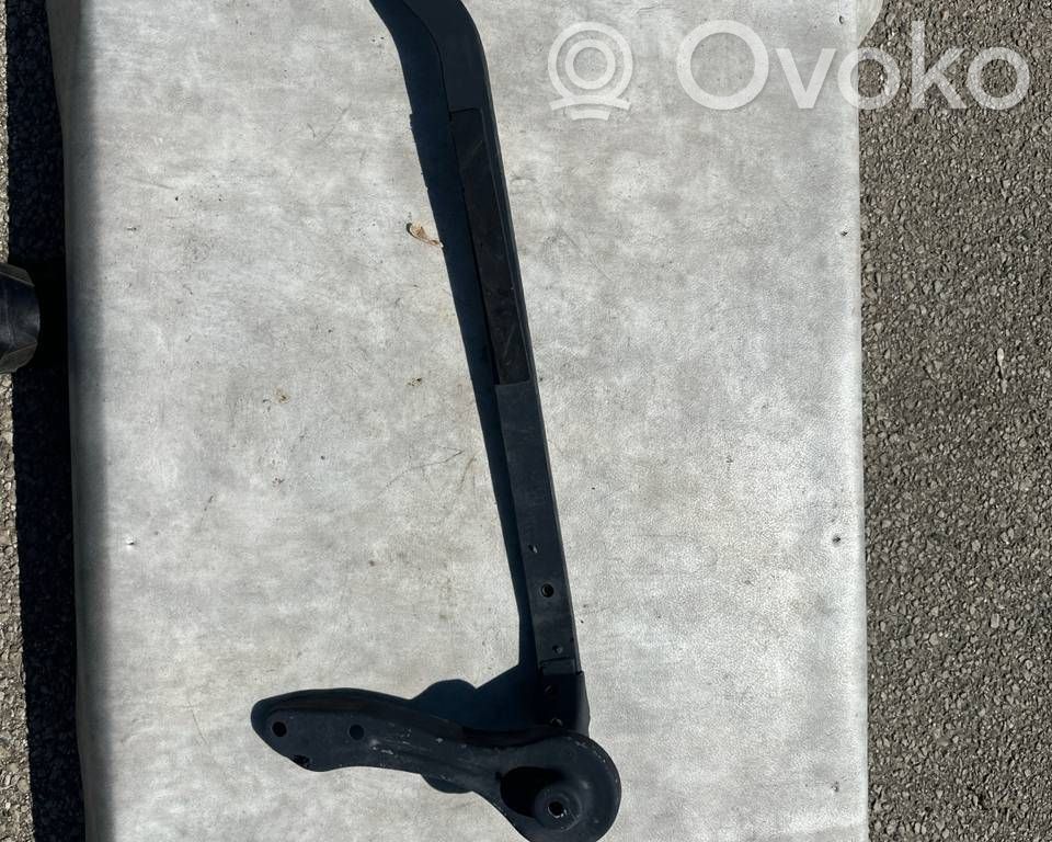 BMW M3 Cits aizmugures šasijas elements 