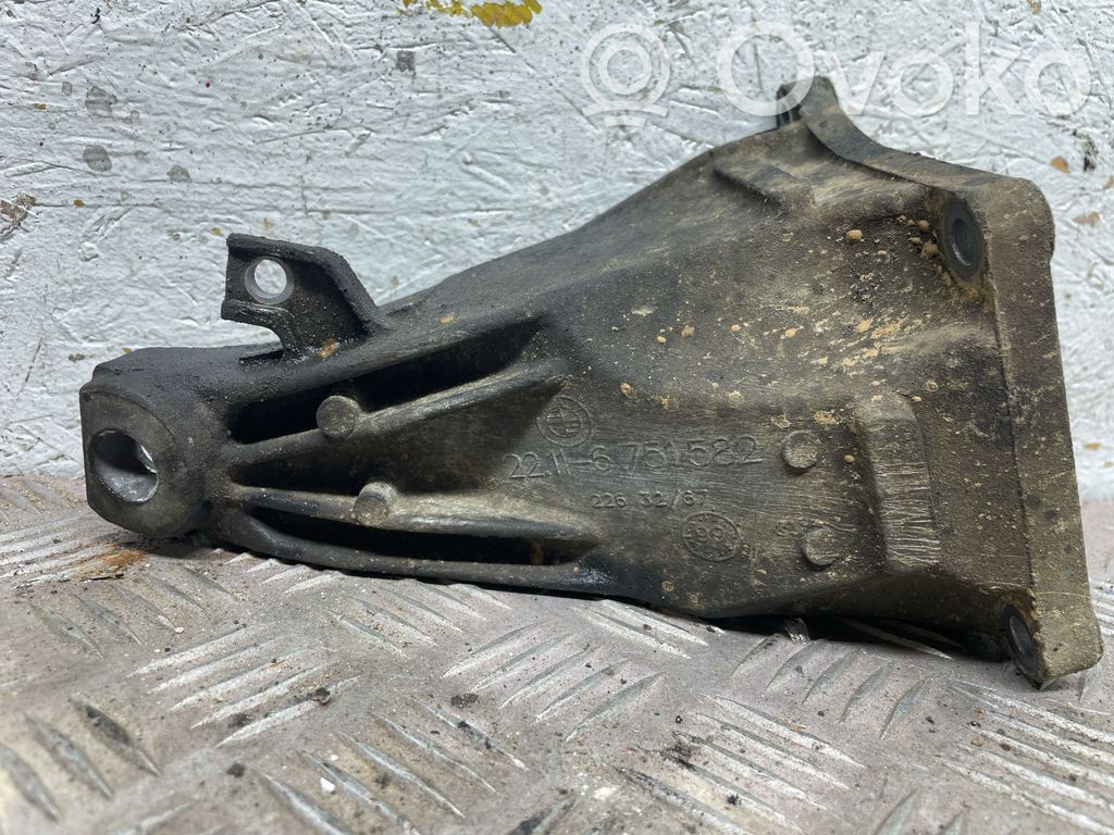 BMW 5 E39 Engine mounting bracket 