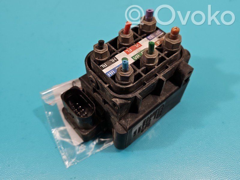 Audi A8 S8 D4 4H Rozdzielacz / Blok zaworowy zawieszenia pneumatycznego osi tylnej 