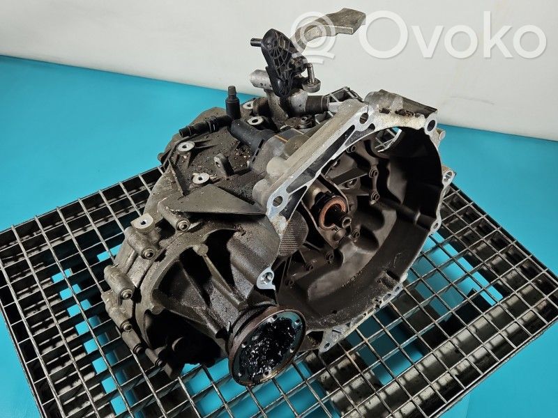 Volkswagen PASSAT B8 Caja de cambios manual de 5 velocidades 