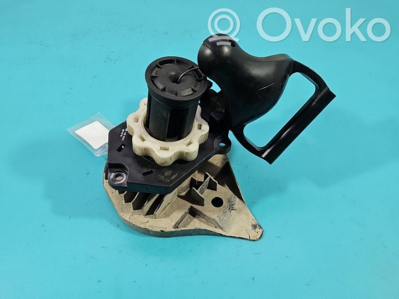 Renault Clio III Spare wheel mounting bracket 