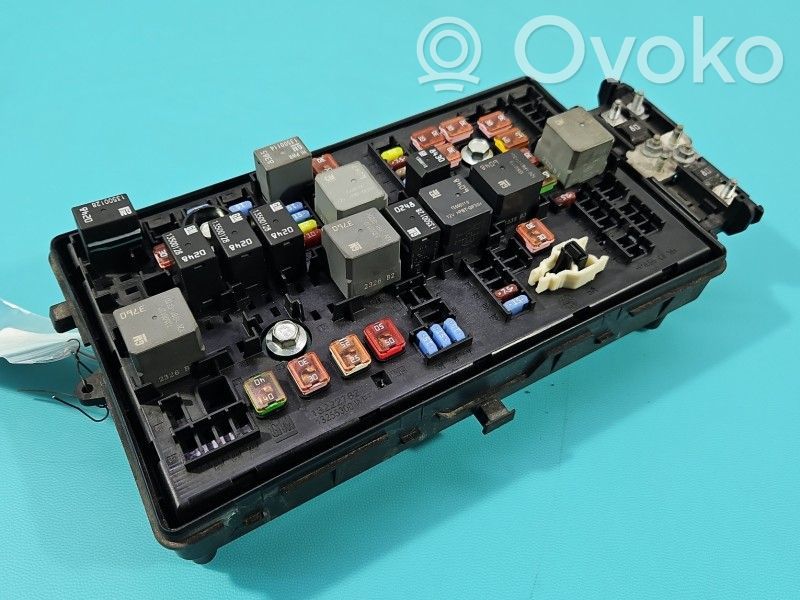 Opel Insignia A Juego de caja de fusibles 